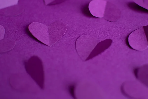 Close up paper hearts on purple background. Happy Valentine Day Pattern. Greeting card. DIY Holiday and gift concept. Selective focus — Stock Photo, Image