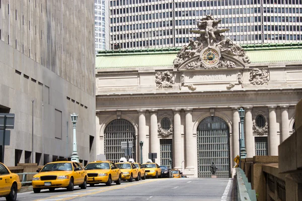 Gele taxi's door grand central, new york — Stockfoto