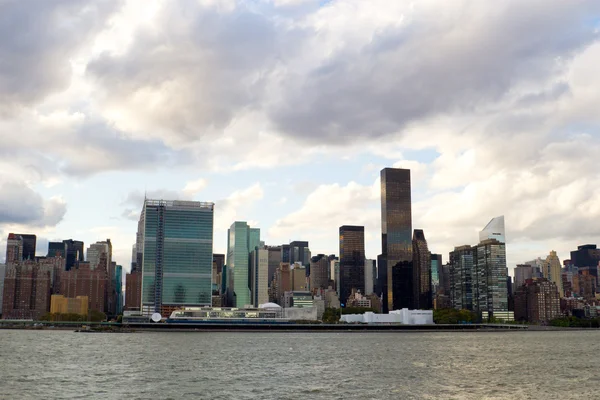 New york Doğu tarafında üzerinde bulutlar — Stok fotoğraf