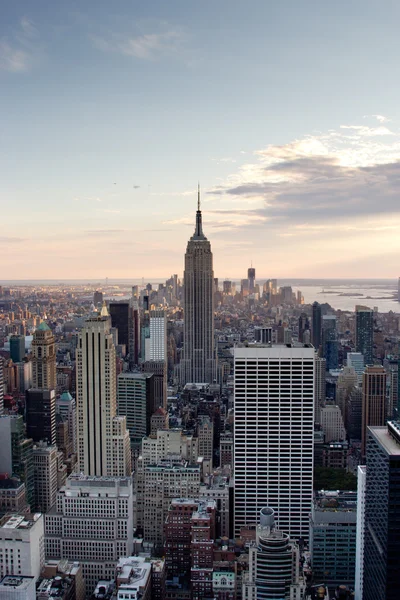 Manhattan skyline, new york in der Abenddämmerung (vertikal)) — Stockfoto