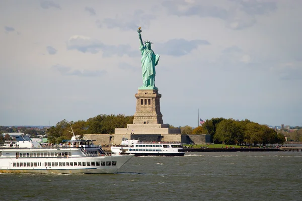 Turisté hrnou k soše Svobody, new york Stock Obrázky