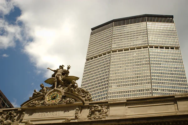 Grand central station en de vervuld leven gebouw, new york — Stockfoto