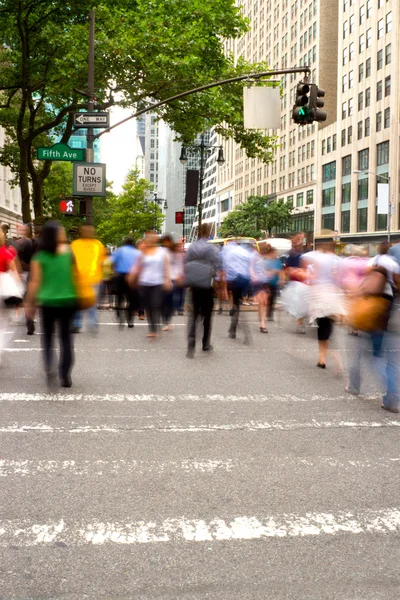 Hora punta en la Quinta Avenida, Nueva York Imágenes de stock libres de derechos