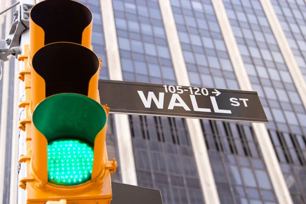 Wall street işaret ve trafik lambası, new york Stok Fotoğraf