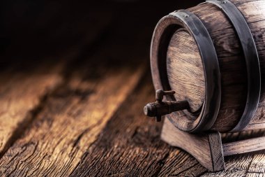 Peri, şarap, konyak, rom veya biralı ahşap fıçı..