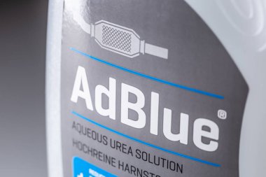 Prag Çek Cumhuriyeti - 15. Ekim 2021. ADBLUE logosu olan bir kutu ve dizel motorlarda bu sıvının eksikliğiyle ilgili bir kasa..