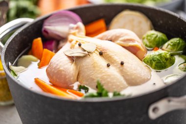 Tavuk taze sebze ve baharatla çorba pişirmeye hazır..