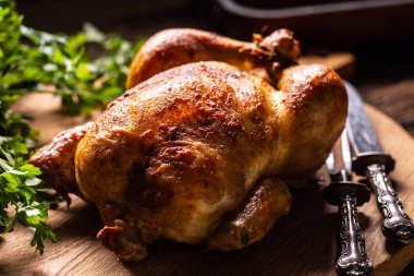 Tavuğu ahşap kesme tahtasının üzerinde kızart..