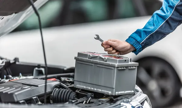 Mechanic Holds Key Car Battery Engine Trunk Car Open — Stock Photo, Image