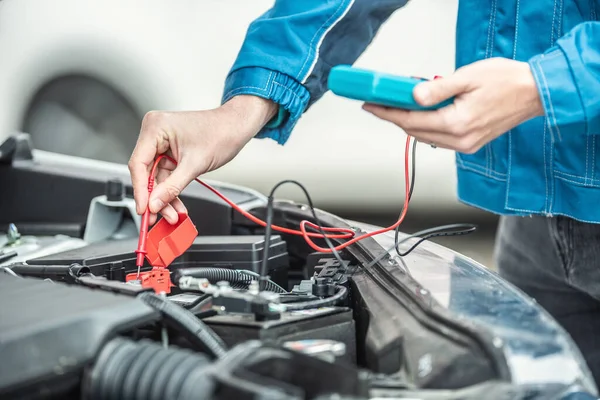 Electricista Mecánico Del Coche Comprueba Voltaje Batería Del Coche Dentro — Foto de Stock