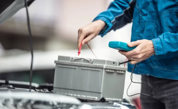 Car Repaid Garage Technician Checks Lifespan Car Batery Multimeter — Stock Photo, Image