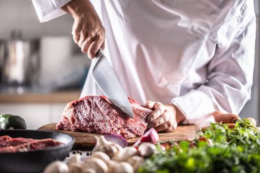 Profesyonel bir restoran şefi tarafından kesilmiş domuz eti ya da sığır eti parçaları..