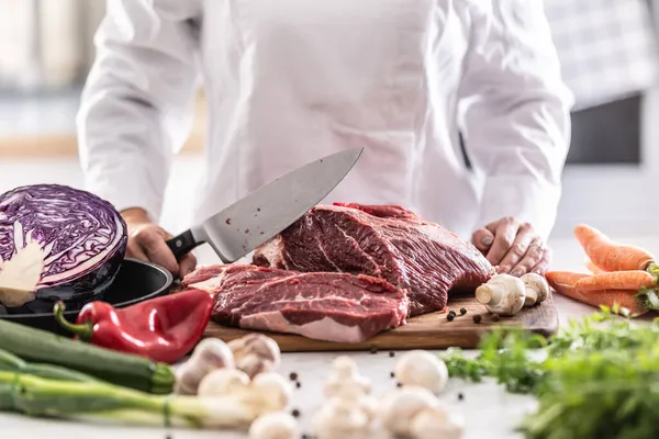 Mięso Plasterkach Pokrojone Przez Profesjonalnego Szefa Kuchni Czerwoną Kapustą Grzybami — Zdjęcie stockowe