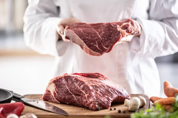 Färskt Rött Kött Som Styckats Händerna Kock Med Köttbit Träskiva — Stockfoto