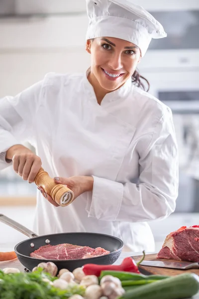 Professione Chef Mostrata Attraverso Una Femmina Rondor Pepering Steak Una — Foto Stock