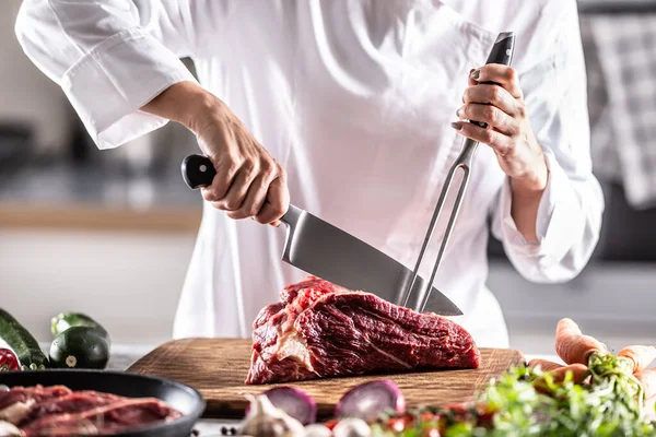 Professionella Bestick Som Används Kock För Att Skära Rött Kött — Stockfoto