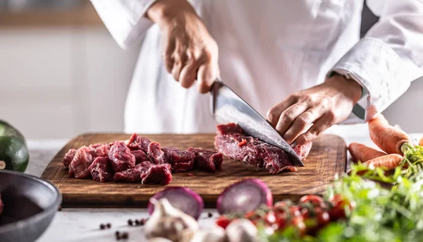 Kock Skära Rött Kött Till Små Bitar För Att Förbereda — Stockfoto