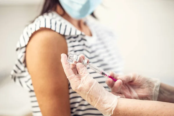 Detalle Las Manos Del Médico Que Toma Una Dosis Vacuna — Foto de Stock