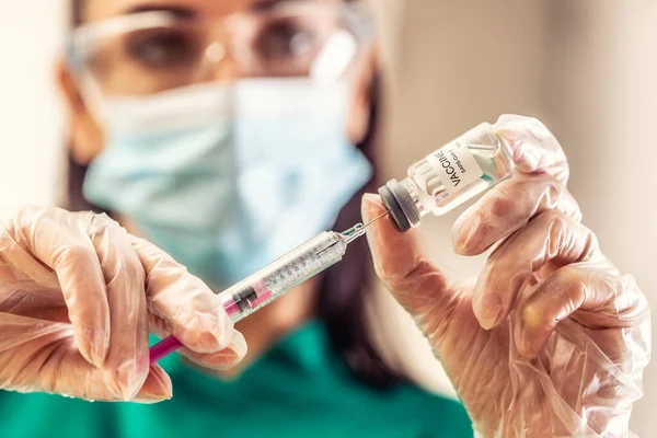 Médico Que Usa Equipo Protección Personal Toma Una Dosis Vacuna — Foto de Stock