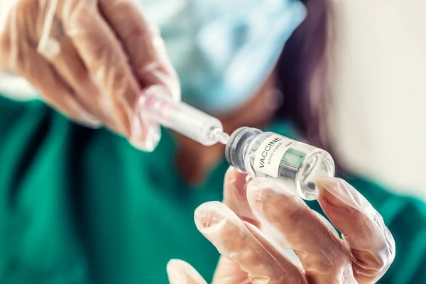 Sars Cov Vaccin Mot Koronavirus Som Tas Från Ampull Till — Stockfoto