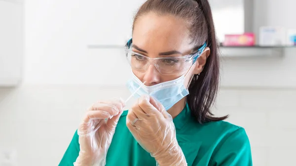 Doctora Realiza Una Autoprueba Coronavirus Tirando Ciudad Máscara Facial Colocando — Foto de Stock