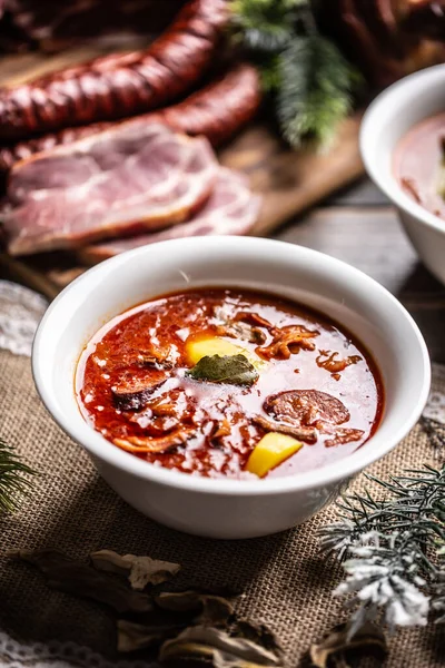 传统的圣诞大白菜汤 配以土豆 熏肉和蘑菇 — 图库照片