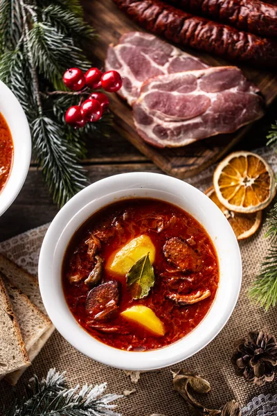 传统的圣诞大白菜汤与土豆 熏肉和蘑菇 — 图库照片