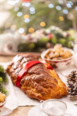 Geleneksel Slovakya Noel pastası Vianocka Noel ağacının önündeki şenlik masasında.