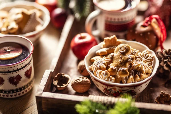 뜨거운 펀치와 성탄절 생강빵이 — 스톡 사진