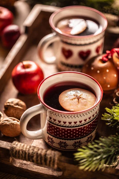 Две Чашки Горячим Рождественским Пуншем Приготовленным Красного Вина Рома Свежих — стоковое фото