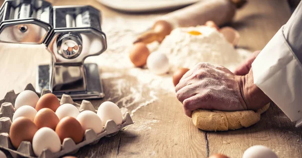 Cocinero Italiano Haciendo Masa Fresca Para Pasta Junto Huevos Harina —  Fotos de Stock