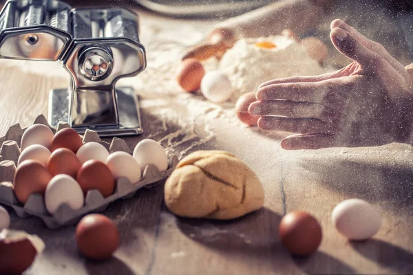 Manos Enharinadas Aplaudiendo Durante Preparación Masa Fresca Huevo Harina Para —  Fotos de Stock