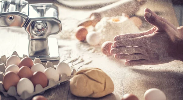 Harinas Chef Manos Para Amasar Masa Para Pasta Junto Fabricante —  Fotos de Stock