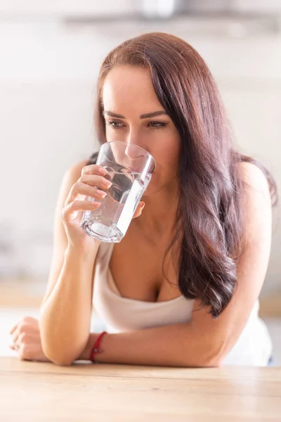 Frau Weißen Hemd Trinkt Ein Glas Frischwasser Rehydrieren — Stockfoto