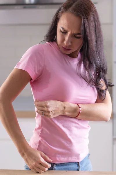 Frau Sieht Schweißflecken Auf Ihrem Rosa Hemd — Stockfoto