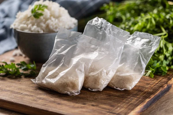 Rauwe Rijst Plastic Zakken Houten Achtergrond Gekookte Rijst Kom — Stockfoto