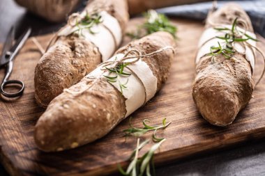Köhne ahşap bir ortamda biberiyeli tam buğday ekmeği..