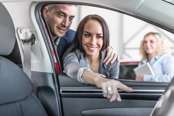 Pareja Joven Comprueba Las Características Del Interior Del Coche Nuevo —  Fotos de Stock