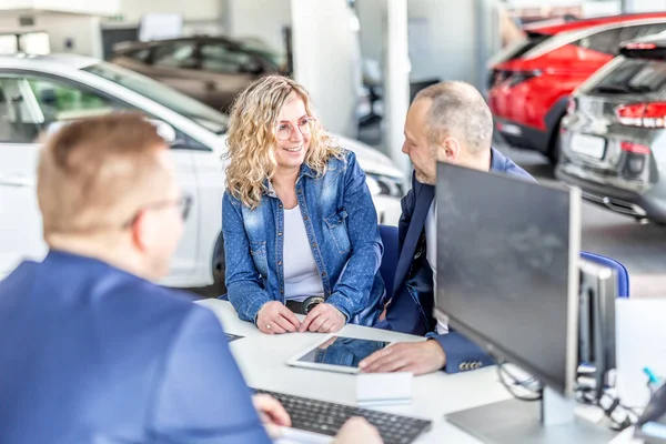 Sonrientes Marido Mujer Miran Decidiendo Qué Coche Quieren Sentado Mesa — Foto de Stock