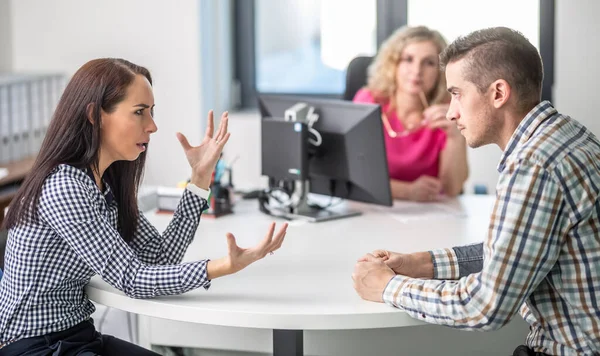 Woman Gesticulates Man Angry Disagreement Demale Mediator Sitting Table Background — Stock Photo, Image