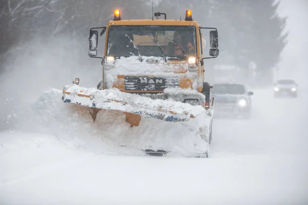 Liptov Slowakije Januari 2022 Sneeuwploeg Baant Weg Voor Auto Erachter — Stockfoto