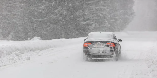 リプトフ スロバキア 2022年1月30日 寒い冬の日に吹雪の中で運転する雪に覆われた車 — ストック写真