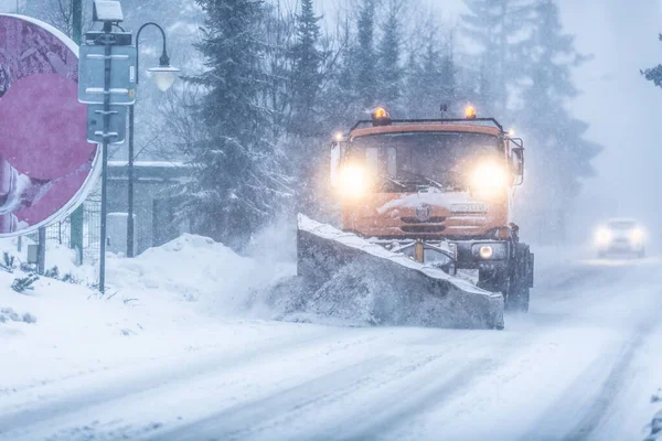 Liptov Slowakije Januari 2022 Sneeuwploeg Baant Weg Voor Auto Erachter — Stockfoto