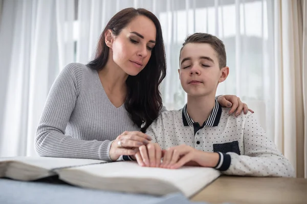 Женщина Помогает Слепому Мальчику Читать Книгу Брайле — стоковое фото