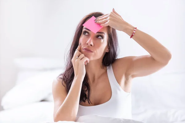 Woman Forgetting Something Puts Pink Post Her Forehead Thinking — Stock Photo, Image