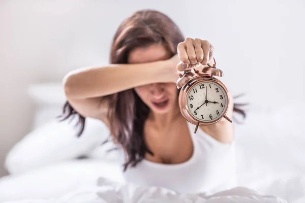 Γυναίκα Αρνείται Αποδεχθεί Πόσο Αργά Είναι Κρατά Ξυπνητήρι Στο Χέρι — Φωτογραφία Αρχείου