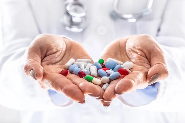 Szczegół Lekarza Trzymającego Garść Różnych Kolorowych Tabletek Obu Rękach — Zdjęcie stockowe