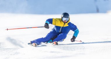 Alp yamacında genç agresif bir kayakçı sıra dışı bir kayak stilini gösterir. Sabahları kayak yapıyor. Piste çok iyi bakıyor..