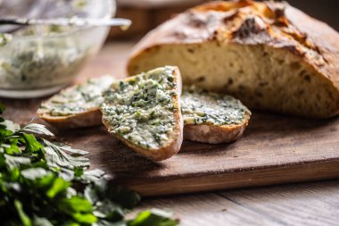 Basit bir aperatif, üzerinde bitkisel tereyağı olan ekmek dilimleri..