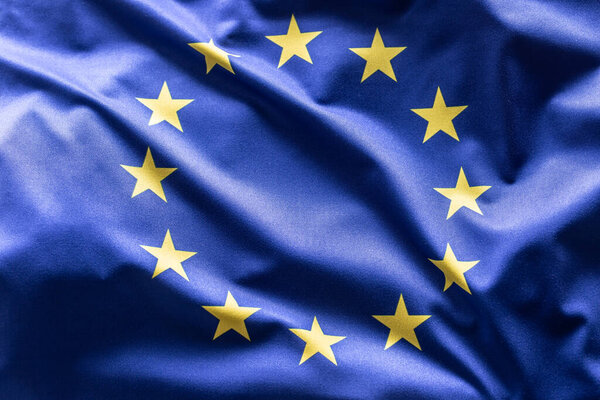 Размахивая флагом Европы. Символ Европейского Союза и государств.